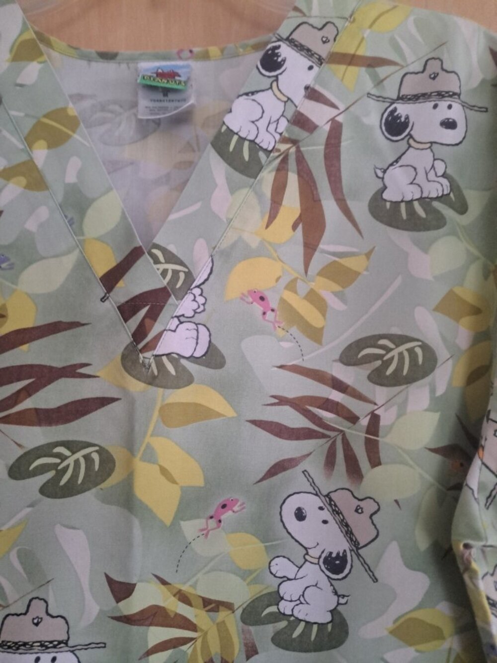 Peanuts Nurses Work Scrub Uniform Top Womens Medium Snoopy Safari Tropical Green - Picture 5 of 6